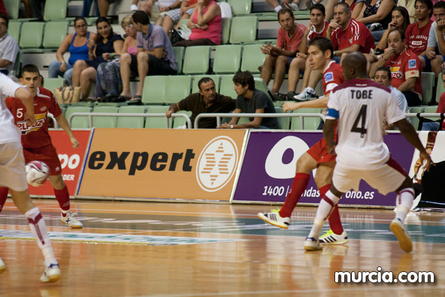 Jos Diego Jara realiza el saque de honor del partido ElPozo Murcia FS- Caja Segovia tras proclamarse Campen del Mundo de Ciclismo Adaptado - 25