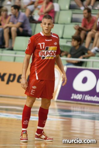 Jos Diego Jara realiza el saque de honor del partido ElPozo Murcia FS- Caja Segovia tras proclamarse Campen del Mundo de Ciclismo Adaptado - 26