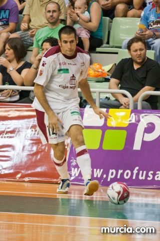 Jos Diego Jara realiza el saque de honor del partido ElPozo Murcia FS- Caja Segovia tras proclamarse Campen del Mundo de Ciclismo Adaptado - 27