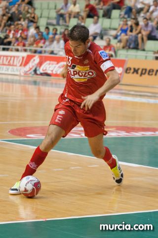 Jos Diego Jara realiza el saque de honor del partido ElPozo Murcia FS- Caja Segovia tras proclamarse Campen del Mundo de Ciclismo Adaptado - 28