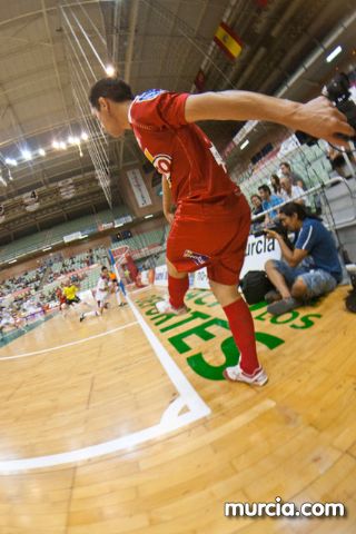 Jos Diego Jara realiza el saque de honor del partido ElPozo Murcia FS- Caja Segovia tras proclamarse Campen del Mundo de Ciclismo Adaptado - 30