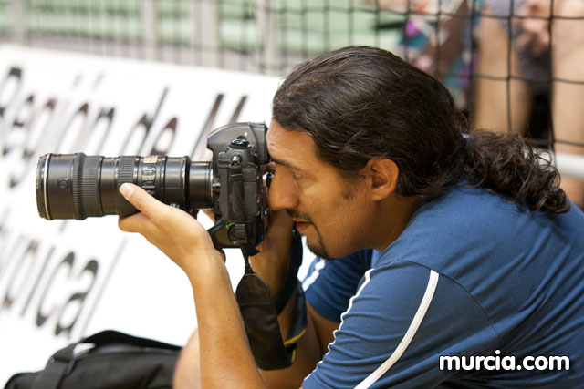 Jos Diego Jara realiza el saque de honor del partido ElPozo Murcia FS- Caja Segovia tras proclamarse Campen del Mundo de Ciclismo Adaptado - 29