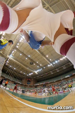 Jos Diego Jara realiza el saque de honor del partido ElPozo Murcia FS- Caja Segovia tras proclamarse Campen del Mundo de Ciclismo Adaptado - 33