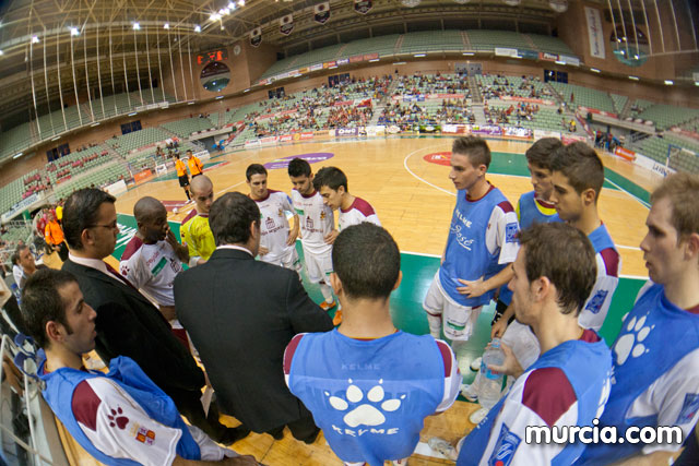 Jos Diego Jara realiza el saque de honor del partido ElPozo Murcia FS- Caja Segovia tras proclamarse Campen del Mundo de Ciclismo Adaptado - 34