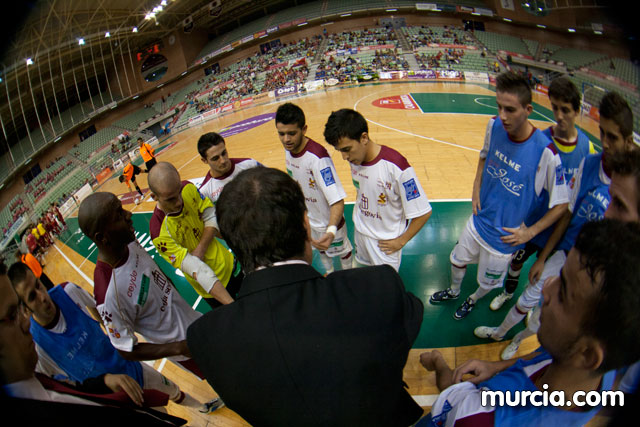 Jos Diego Jara realiza el saque de honor del partido ElPozo Murcia FS- Caja Segovia tras proclamarse Campen del Mundo de Ciclismo Adaptado - 35