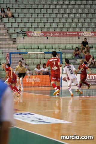 Jos Diego Jara realiza el saque de honor del partido ElPozo Murcia FS- Caja Segovia tras proclamarse Campen del Mundo de Ciclismo Adaptado - 37