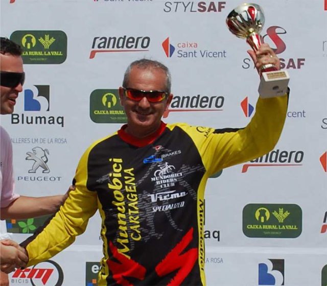 Joseph Sanchez of Spain Open Champion 2011 downhill mountain bike, Foto 1