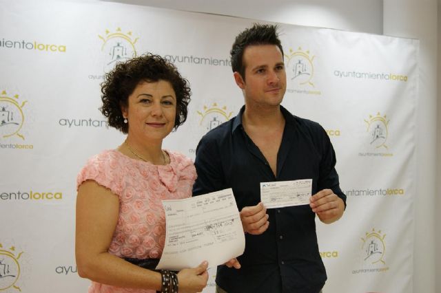 La Orquesta La Mundial entrega 3.000 euros de donativos recaudaos durante su gira para la Mesa Solidaria del Ayuntamiento de Lorca - 1, Foto 1