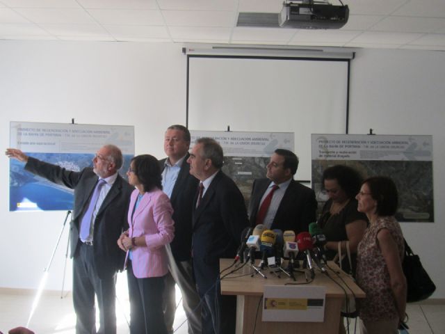 La ministra de Medio Ambiente confirma en Portmán las obras de regeneración de la bahía - 1, Foto 1