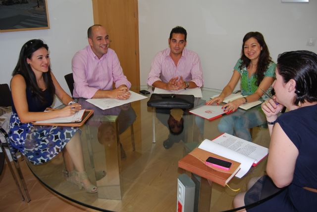 La alcaldesa y la concejal de Sectores Productivos se reúnen con la directiva de la Asociación de Jóvenes Empresarios del Guadalentín, Foto 1