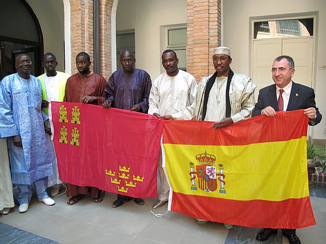 Campos apuesta por la integración cultural de la población de Senegal en la Región como motor para el desarrollo social y económico - 1, Foto 1