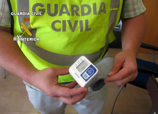 La Guardia Civil detiene a dos personas dedicadas a cometer robos simulando ser personal sanitario - 1, Foto 1