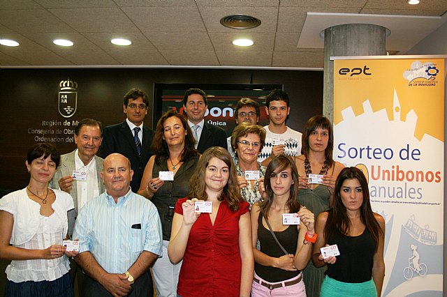 El consejero de Obras Públicas y Ordenación del Territorio, Antonio Sevilla, con los diez ganadores del sorteo enmarcado en la X edición de la Semana Europea del Transporte, Foto 1