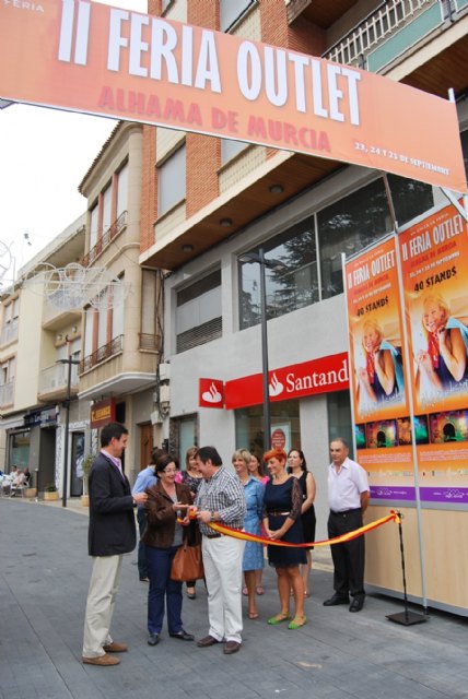 Un total de 40 comerciantes ofrecen productos de primeras marcas con grandes descuentos en la segunda Feria Outlet de Alhama de Murcia - 2, Foto 2