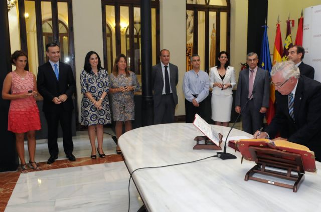 Ocho catedráticos y profesores titulares tomaron posesión de sus plazas - 1, Foto 1