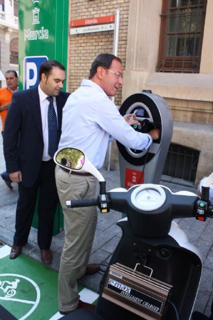 El Ayuntamiento instala dos puntos de recarga de motos y bicicletas eléctricas dentro de su política de movilidad sostenible - 2, Foto 2