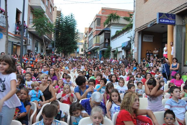 La calle de La Feria se llena de niños con la Semana de Teatro Infantil, Foto 2