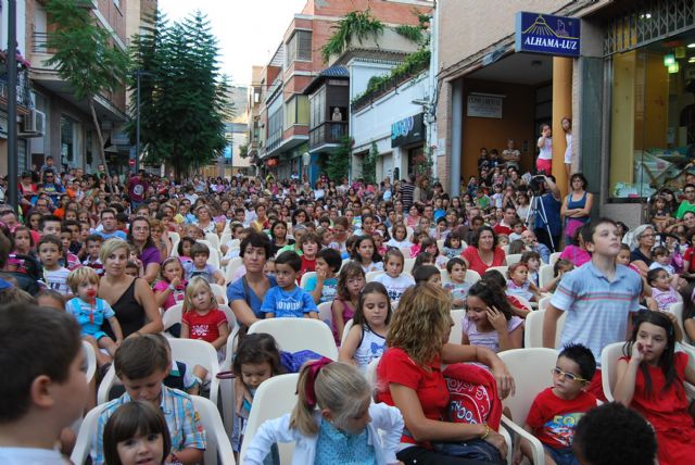 La calle de La Feria se llena de niños con la Semana de Teatro Infantil, Foto 3