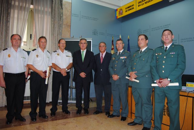 González Tovar entrega títulos de la Orden del Mérito Civil a miembros del CNP y la GC - 1, Foto 1