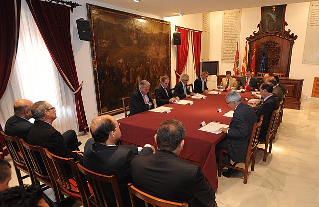 La Comunidad y diez entidades bancarias acuerdan una línea de financiación preferente para pequeñas y medianas empresas de Lorca - 1, Foto 1