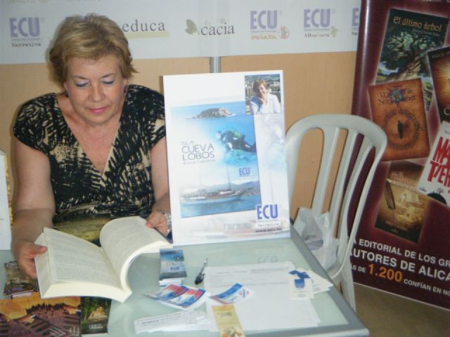Rosa Cáceres presenta la novela Isla Cueva de Lobos este viernes en la Universidad Popular de Mazarrón - 1, Foto 1