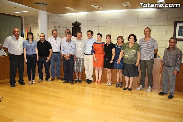 El Pleno de Totana realiza un reconocimiento institucional a los ocho alcaldes pedáneos y la junta vecinal de el Paretón, Foto 1