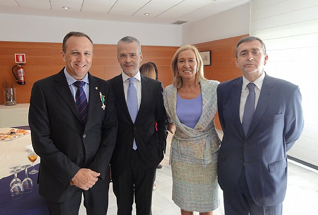 El director general de Seguridad Ciudadana y Emergencias, Luis Gestoso, recibe la Cruz al Mérito Policial - 1, Foto 1