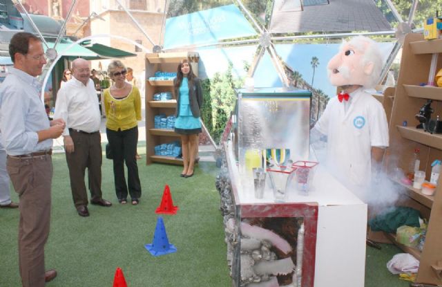 El Alcalde, con el Doctor Reciclator en la carpa del nuevo servicio de limpieza urbana - 1, Foto 1