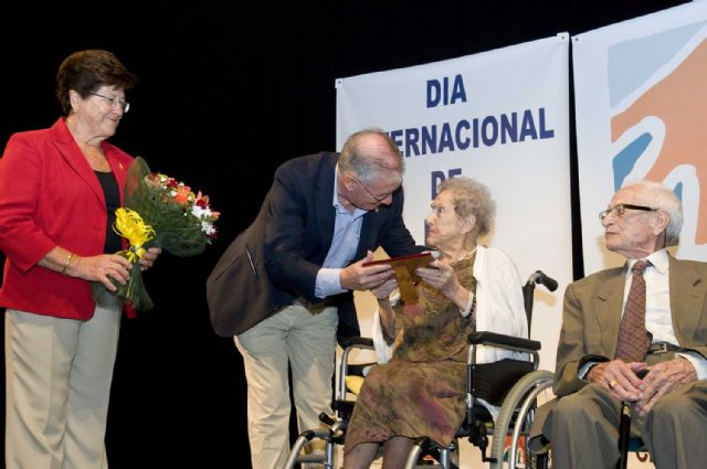 Los abuelos centenarios reciben un homenaje en el Día Internacional de las Personas Mayores - 2, Foto 2
