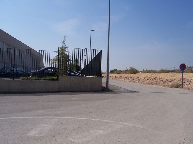 La Junta de Gobierno Local adjudica la contratación de un vial de acceso al colegio Luis Pérez Rueda, Foto 1