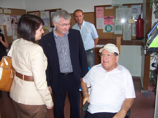 El director general de Personas Mayores junto con la alcaldesa de Totana y la concejal de Atención Social visitan los tres centros en los que se ofrece atención especializada a los mayores, Foto 3