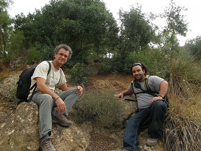 Miembros de ANSE junto a un ejemplar de Jara de Cartagena en Argelia. (J.Sánchez/ANSE)., Foto 1