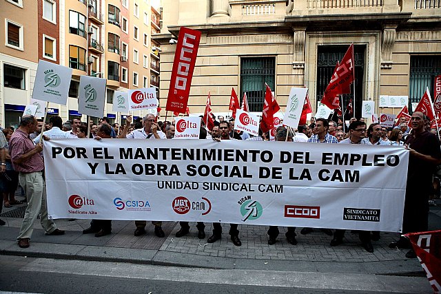 Gran éxito de afluencia en la concentracion de trabajadores de la CAM ante el Banco de España en Murcia, según ALTA - 1, Foto 1