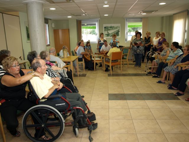 Ceutí celebra el día mundial de las personas mayores animándoles a cantar y bailar - 1, Foto 1