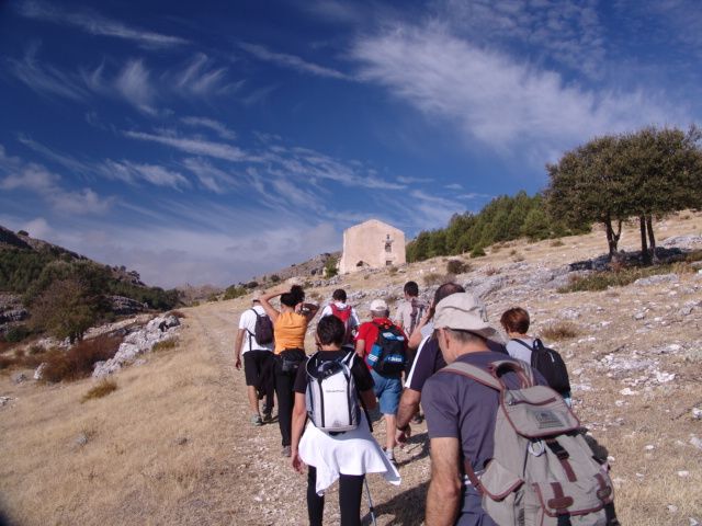 Más de una veintena de personas participan en la ruta senderista La Guillamona en Santiago de la Espada - 1, Foto 1