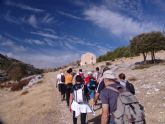 Más de una veintena de personas participan en la ruta senderista 'La Guillamona' en Santiago de la Espada