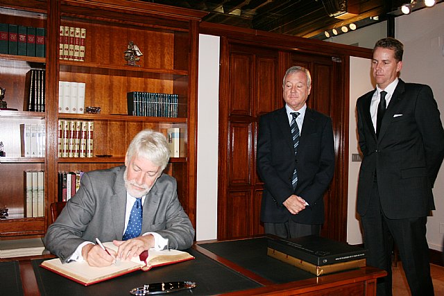 La promoción del turismo y el aeropuerto internacional centran la reunión de Valcárcel con el embajador británico - 1, Foto 1