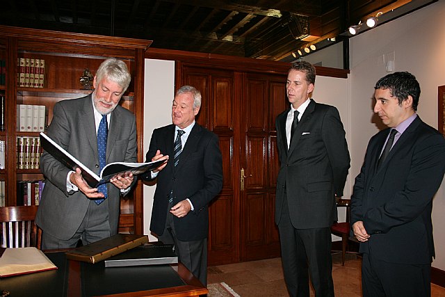 La promoción del turismo y el aeropuerto internacional centran la reunión de Valcárcel con el embajador británico - 2, Foto 2