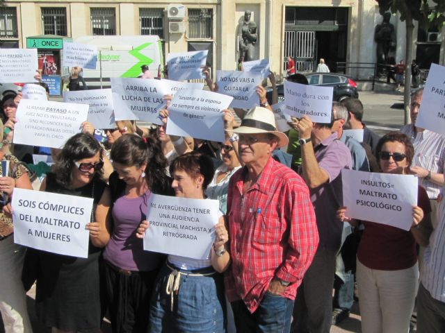 Medio centenar de mujeres protesta frente a la Audiencia contra las sentencias machistas - 1, Foto 1