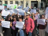 Medio centenar de mujeres protesta frente a la Audiencia contra las sentencias 'machistas'