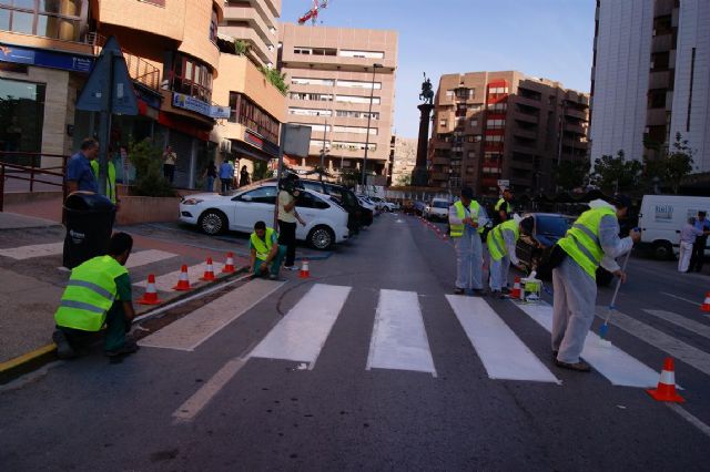 30 voluntarios de Telefónica pintan las señales viales de calles de Lorca borradas por el incremento de tráfico en la ciudad tras los seísmos - 1, Foto 1
