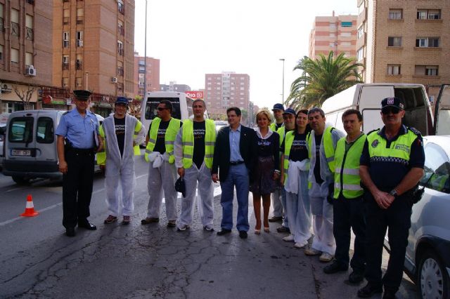 30 voluntarios de Telefónica pintan las señales viales de calles de Lorca borradas por el incremento de tráfico en la ciudad tras los seísmos - 2, Foto 2