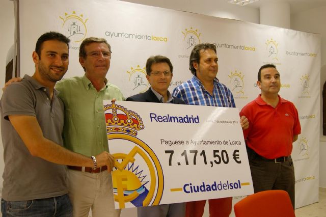 La Peña Madridista dona 7.171,5 euros a la Mesa Solidaria de Lorca para los afectados por los terremotos - 1, Foto 1