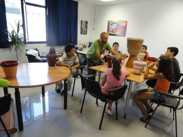 Diez niños y jóvenes participan en un taller de percusión organizado por Imagina y Servicios Sociales - 1, Foto 1