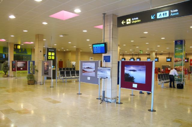 La exposición San Javier desde otro ángulo se puede ver ahora en la sala de facturación del aeropuerto de San Javier - 1, Foto 1