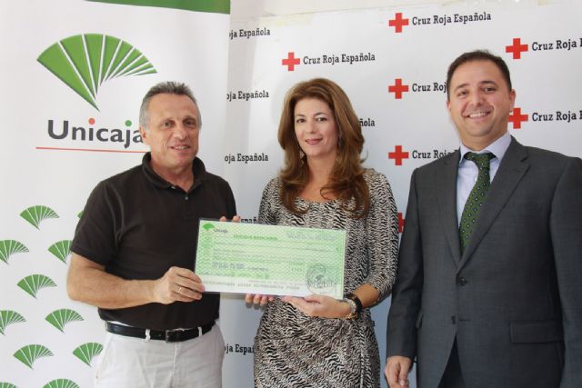 Unicaja entrega a Cruz Roja los fondos recaudados en su cuenta solidaria en apoyo a los damnificados más desfavorecidos por el terremoto de Lorca - 1, Foto 1