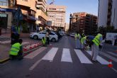 30 voluntarios de Telefónica pintan las señales viales de calles de Lorca borradas por el incremento de tráfico en la ciudad tras los seísmos