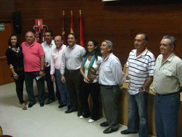 Rafael Gómez recibe a los participantes en el Festival Mayor de Coros y Danzas de la Peña Huertana El Perejil - 1, Foto 1