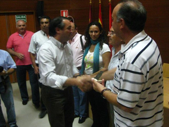 Rafael Gómez recibe a los participantes en el Festival Mayor de Coros y Danzas de la Peña Huertana El Perejil - 2, Foto 2