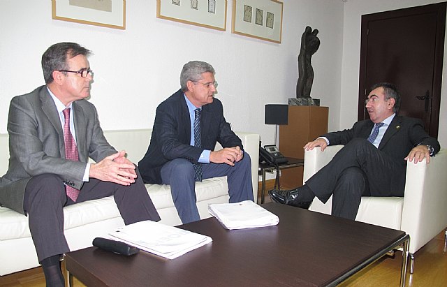 El consejero de Presidencia recibe al presidente de la CROEM - 1, Foto 1